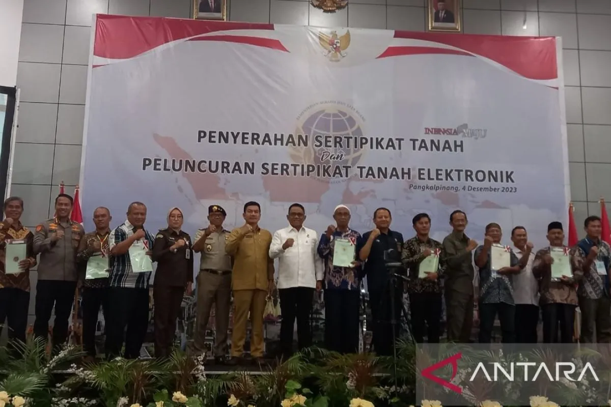 BPN Menyerahkan 200 Setifikat Tanah Gratis Kepada Masyarakat